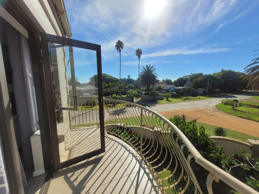 To Let 3 Bedroom Property for Rent in Paradise Beach Eastern Cape